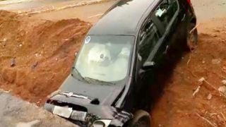 Veículo invade pista bloqueada por obra e cai em buraco do Viaduto dos Açorianos, em Porto Alegre