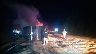 Carreta carregada com arroz e carro colidem e pegam fogo na BR-386, em Triunfo