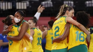 Brasileiras têm vitória apertada no vôlei contra dominicanas na Olimpíada de Tóquio
