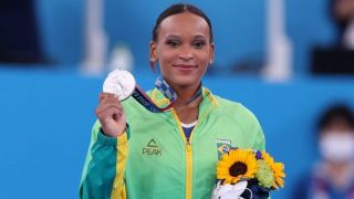 Brasileira Rebeca Andrade dá show e conquista histórica medalha de prata na ginástica