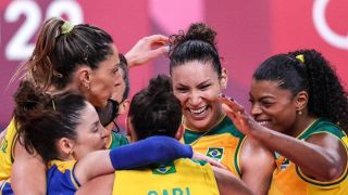 Brasil atropela o Japão, mas perde a levantadora Macris, lesionada, no vôlei feminino