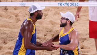 Evandro e Bruno Schmidt avançam às oitavas de final no vôlei de praia