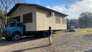 Caminhão que transportava casa se envolve em acidente na Serra do RS