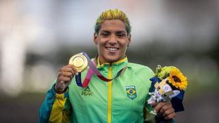 Brasileira Ana Marcela Cunha fatura medalha de ouro inédita na maratona aquática