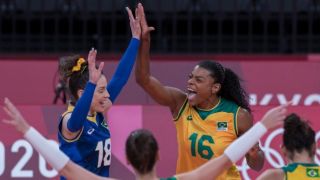 De virada, brasileiras vencem as russas e estão nas semifinais do vôlei feminino