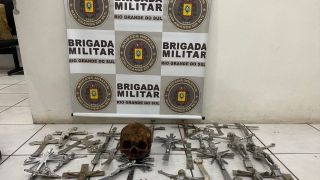 Homem é preso após roubar crânio humano e crucifixos de cemitério