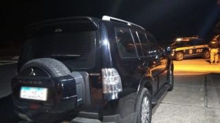 Polícia intercepta falsa viatura usada para transportar bebidas contrabandeadas em Pelotas, no Sul do Estado