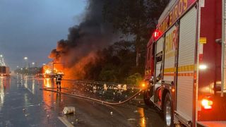 Dois caminhões colidem e pegam fogo na BR-290