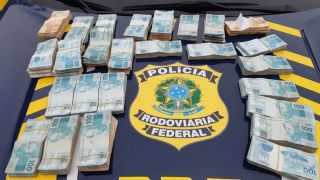 PRF apreendeu 263 mil reais em fundo falso de camionete