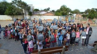 Alunos de escolas municipais recebem mochilas