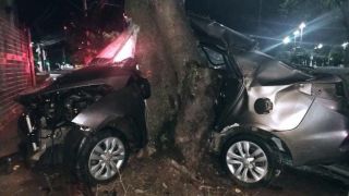 Carro se dobra em torno de árvore em acidente e motorista morre