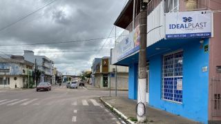 Carro em alta velocidade invade calçada na contra mão em Camaquã 