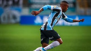 Douglas Costa volta aos treinamentos e pode ficar à disposição contra o Athletico-PR