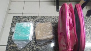 Presa mulher que usava mochila da filha para transportar crack