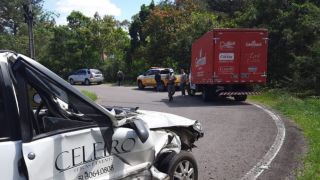 Acidente envolvendo carro e caminhão deixa uma pessoa ferida 