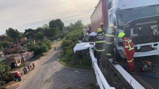 Carro quase caiu da ponte sobre o Jacuí em Porto Alegre