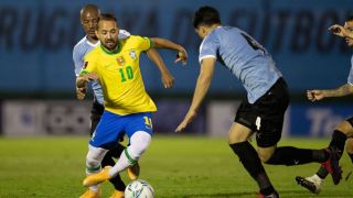Seleção enfrenta Uruguai buscando virtual classificação para Copa