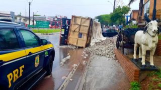 Caminhão tomba em Passo Fundo e espalha vísceras de peixe sobre a BR-285