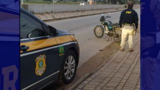 PRF prendeu homem com moto clonada trafegando na contramão em Camaquã