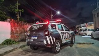 Mulher tenta realizar um roubo, porém é impedida por vítimas e acaba sendo presa