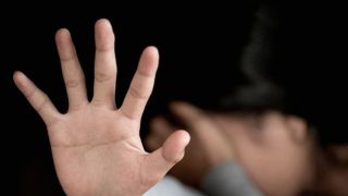 Mulher finge pedir hambúrguer por telefone para chamar a polícia