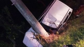 Colisão de carro contra poste deixa um morto e dois feridos em Rodeio Bonito, no Noroeste do Estado