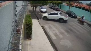 Pai atropela filho de 1 ano ao tirar carro da garagem