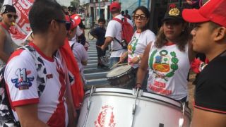 Torcida do Peru pinta de vermelho o entorno da Arena antes do primeiro jogo da Copa América em Porto Alegre