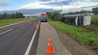 Carreta tombou na BR-116 próximo a Camaquã