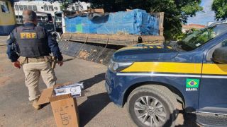  PRF apreendeu caminhão furtado carregado com cigarros paraguaios