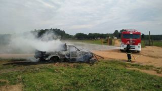 Veículo fica destruído após pegar fogo em Tapes 