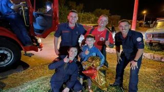 Menino que perdeu casa em incêndio na véspera de Natal recebe presentes