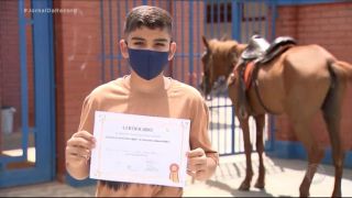 Jovem que ia à escola a cavalo recebe prêmio de melhor aluno e vira exemplo de persistência