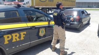 PRF flagra motorista que dirigia “tomando um latão” de cerveja