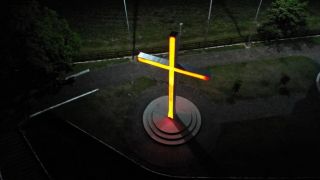 Cruz do Imigrante recebe iluminação temática em Dom Feliciano