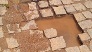 Internautas reclamam sobre vazamento de água em rua de Dom Feliciano