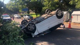Por causa de pudim, motorista bate em árvore e capota carro em Porto Alegre