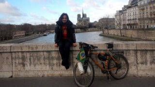 Com uma bike de bambu, brasileiro viaja o mundo há 15 anos e já percorreu 50 mil km