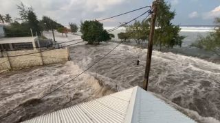Tsunami atinge Tonga e a Samoa Americana após erupção de vulcão submarino no Oceano Pacífico