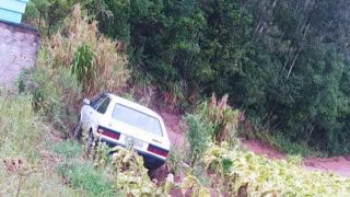 Motorista perde o controle do veículo e cai em uma lavoura de fumo