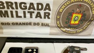 Casal preso com arma e drogas em Camaquã
