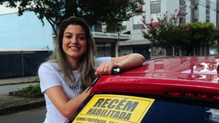 "Se eu ficar nervosa, o carro morre": motorista de Caxias fixa adesivo em seu veículo e pede mais empatia no trânsito
