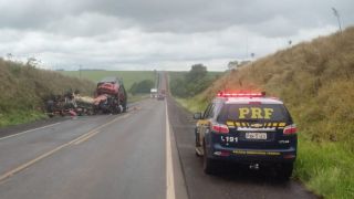 Caminhão transportando combustível colide com carreta e gera vazamento de 3 mil litros de diesel em Panambi