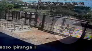 Homem é detido após ser flagrado agredindo mulher grávida em frente à sede da PF em Porto Alegre