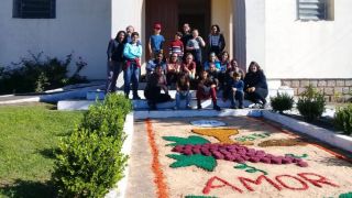 Alunos da Catequese constroem tapetes de areia e serragem em Amaral Ferrador