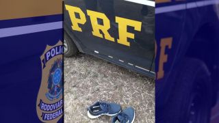 Homem é flagrado com mais de 15 mil dólares escondido no tênis no RS