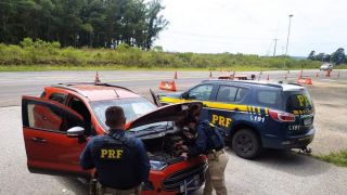 Pai e filho são presos e polícia recupera carro roubado e clonado na BR-153, em Bagé