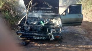 Carro pega fogo no interior de Amaral Ferrador, na localidade de Morro Agudo