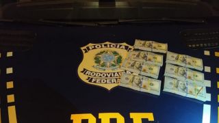 PRF apreende 70 mil dólares escondidos em teto de carro no Sul do Estado