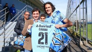 Jogadores do Uruguai recebem camisa celeste do Grêmio